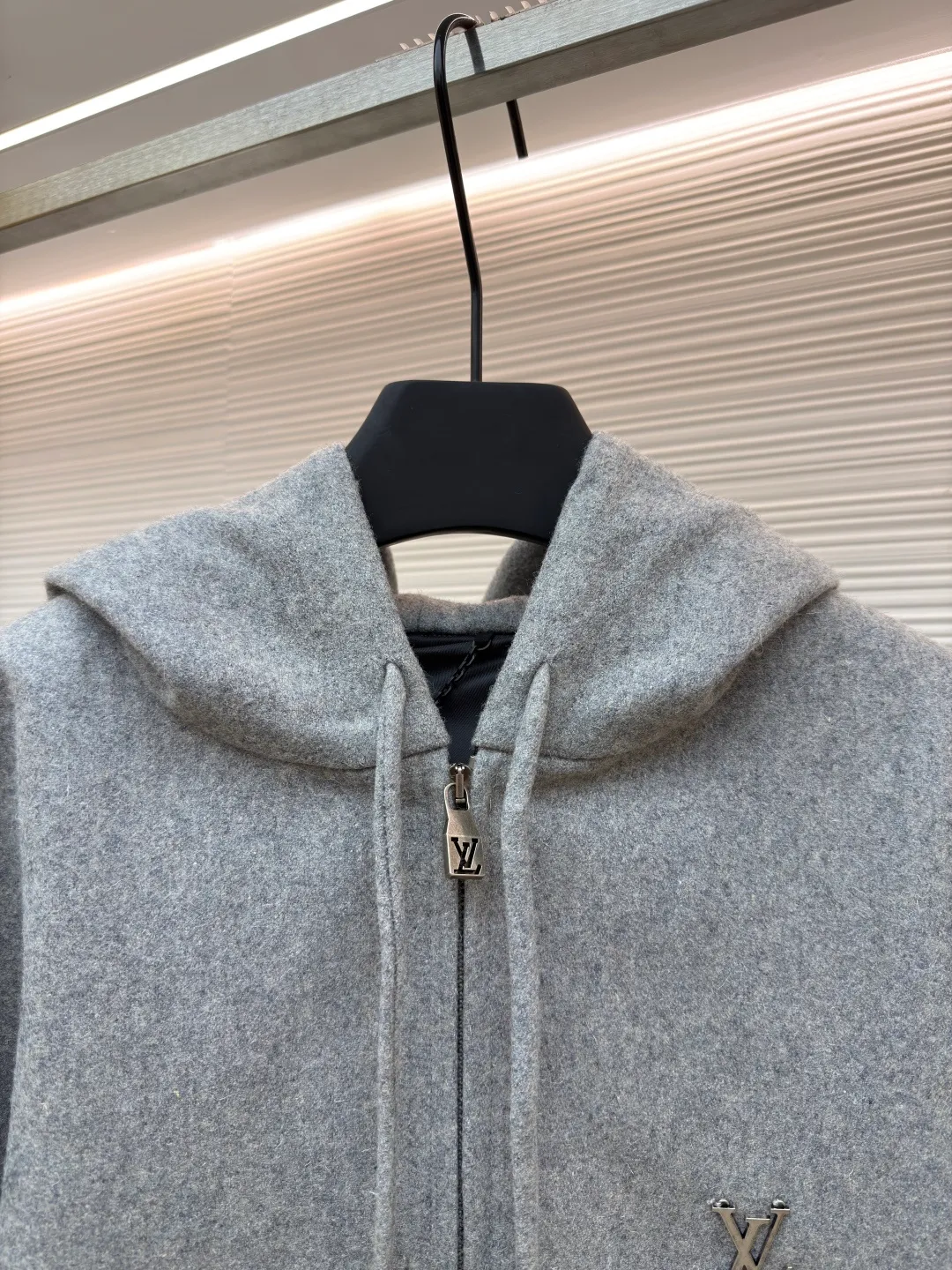 LOUISVUITTON Iron Label Wool Jacket ●Authentic product: purchased and developed by 24960 ●Item number: 1680853-B90 ●Fabric: wool blend ●Technology: positioning cutting machine ●Version: fitted version ●Weight: about 1300 grams ●Size: S-M-L-XL ●Description: Customized 80% wool, 14% spandex, 6% blended sheep wool fabric, full of texture and refined tailoring to reinterpret the dynamic silhouette. The elastic waist upgrades the drape texture, the side pockets are cleverly integrated into the stitching, and the facial pleats are infused with elegance. The left leg is decorated with the brand's metal logo to once again confirm the brand's identity. The overall wiring is straight and delicate, the fabric is comfortable and soft, and the color is consistent without color difference. It can be matched with the same style to create a fashionable look and control various occasions. Customized accessories, complete with three standards, same style for men and women!